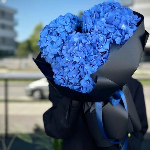 Голубое облако гортензий в черной упаковке 💙
