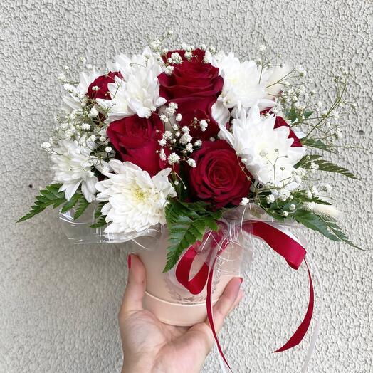 Hatbox with roses and chrysanthemums