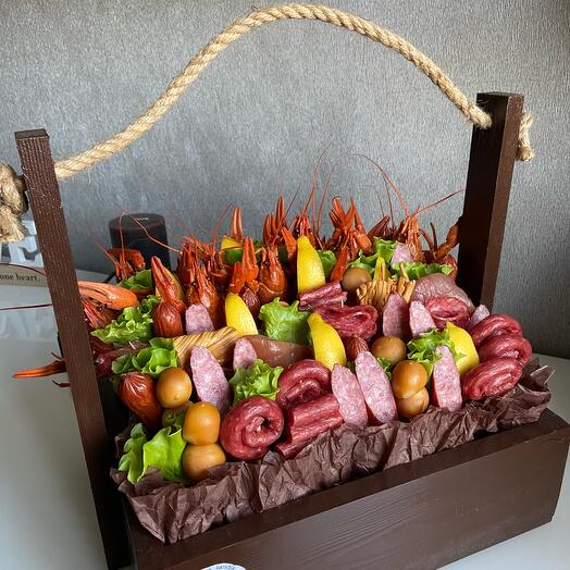 Caja masculina de mariscos y carnes frías