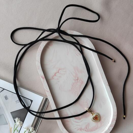 Чокер-шнурок с подвеской из эпоксидной смолы и сухоцветов