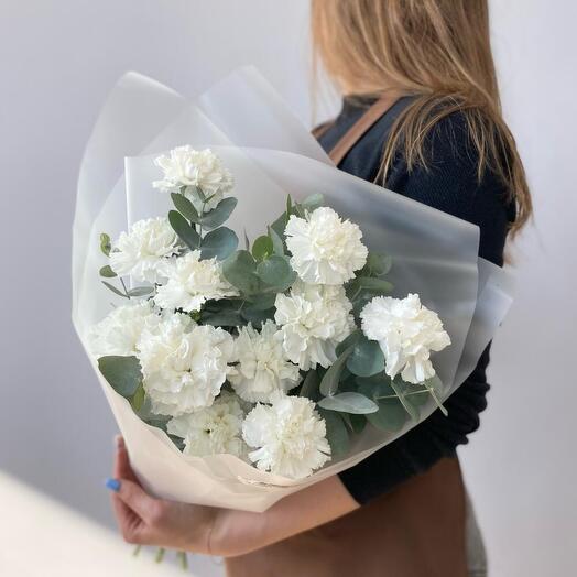 Dianthus blanco con eucalipto
