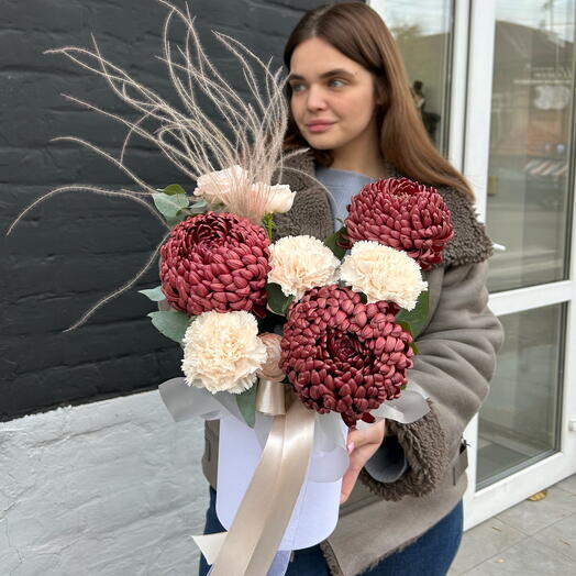 Цветы в коробке:хризантемы бигуди, диантус, кустовая Роза