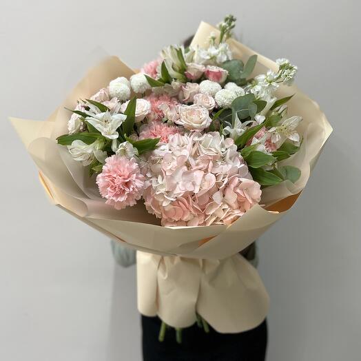 Нежный букет с гортензией (50250)