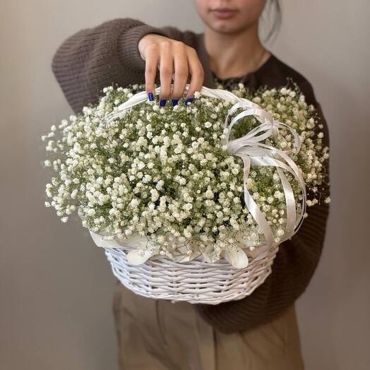 Корзина с белой гипсофилой