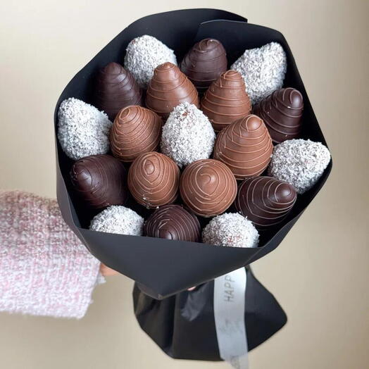 Bouquet of strawberries in chocolate Chocolate trio