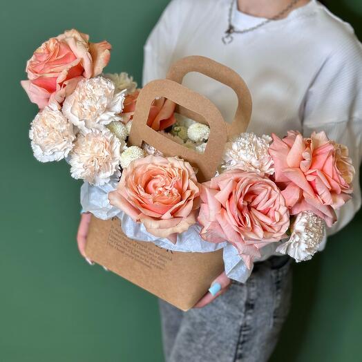 Сумочка с розой Кахала ,кремовыми гвоздиками и ньютоном