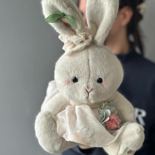 Зайка с морковкой