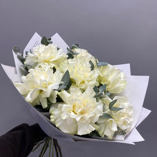 Букет из 7 белых французских роз и эвкалипта