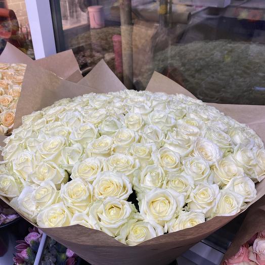 Купить розы в ставрополе. Большой букет роз на белой кровати. Огромный букет белых роз Эстетика. Букет белых роз премиум. Букет белых роз на постели.