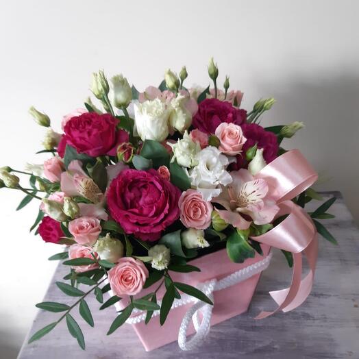 Caja con rosas peonías y rosa China (eustoma)