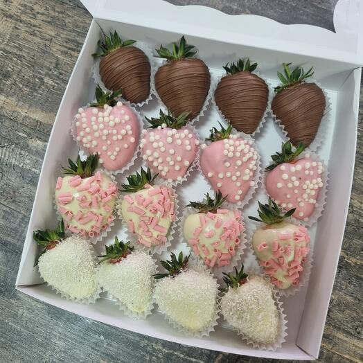 Conjunto de fresas cubiertas de chocolate