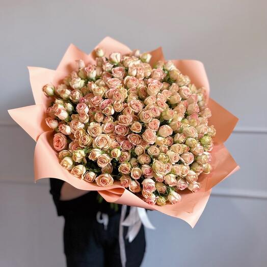 Букет из 39 персиковых кустовых роз
