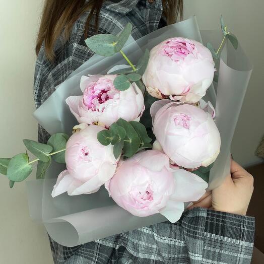 Пионы с эвкалиптом