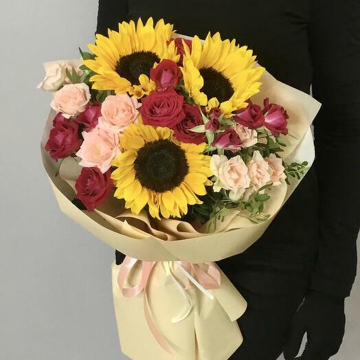 Bouquet with Sunflowers and Roses "Berry Summer"