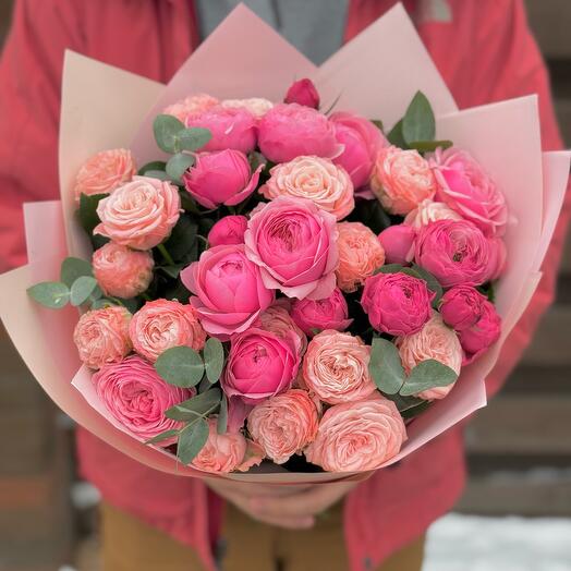 Bouquet of 17 pink peony-shaped roses with eucalyptus