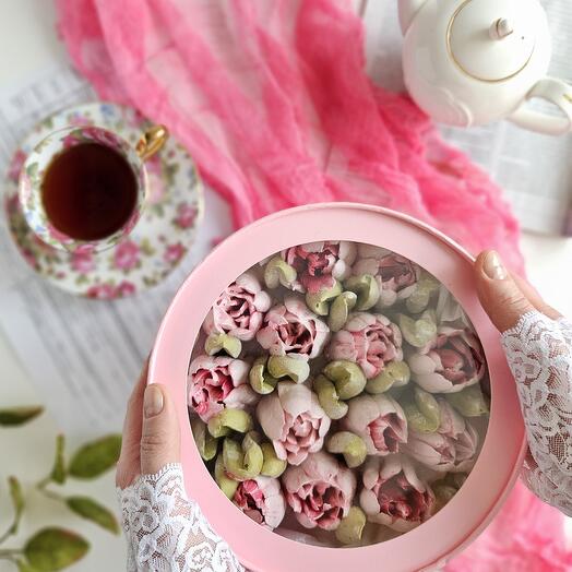 Marshmallow tulips in a round box