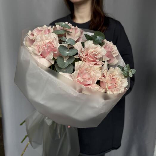 Букет из розовых французских роз и эвкалипта