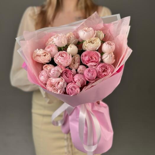 Пионовидные розы в розовой упаковке