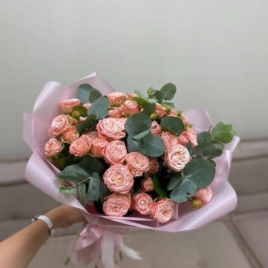 Кустовые розовые розы с зеленью