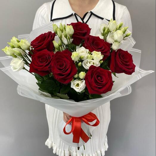 Букет из красных роз и эустомы