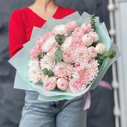 Авторский стильный букет «Пиономания» 💖с пионовидной розой, хризантемой, кружевными диантусами и ароматным эвкалиптом