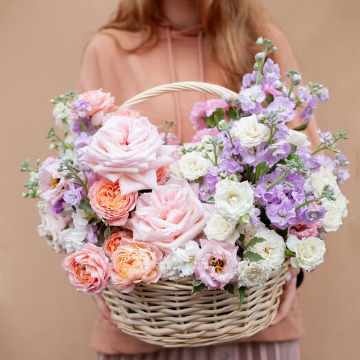 Корзина с пионовидными розами, лизиантусом и маттиолой полевой