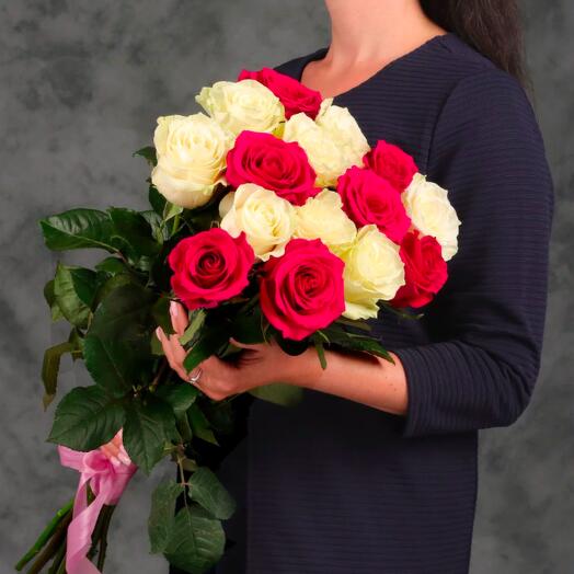15 white and pink roses