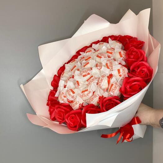 Букет из Raffaello и мыльных роз️