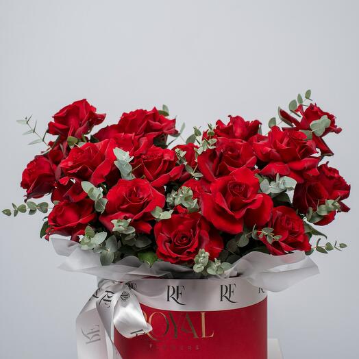 Коробка из 25 роз с эвкалиптом