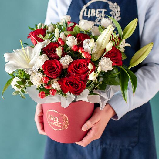 Красно-белый букет в шляпной коробке1558f