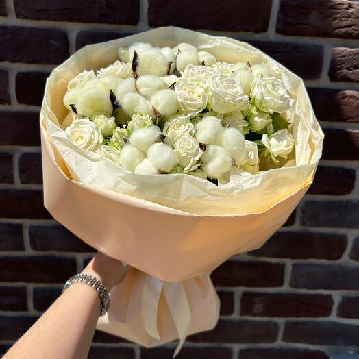 Букет из кустовой розы и хлопка