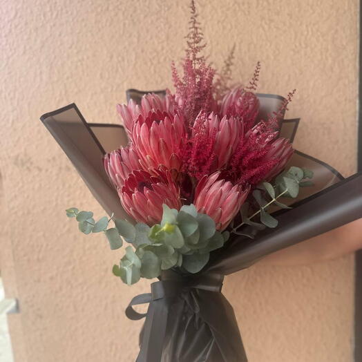 Protea red   astelbe  in a bqt