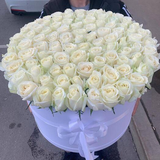 Bouquet of 101 white roses in a hat box