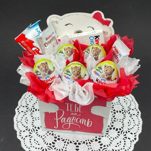Un ramo de Kinder sorpresas dulce regalo de cumpleaños de la muchacha del bebé dulce dulce aniversario