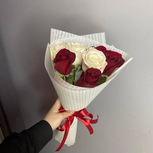 Букет из белых и красных роз