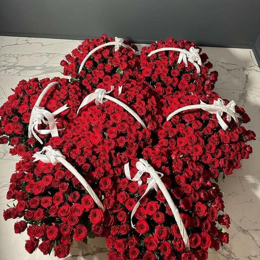 Розы в корзине 707