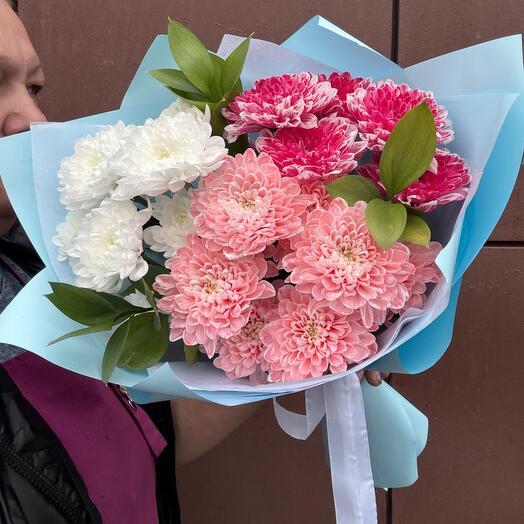 Букет хризантем и зелень