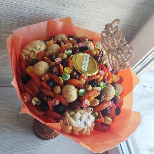 Букет из сухофруктов и орехов с мёдом