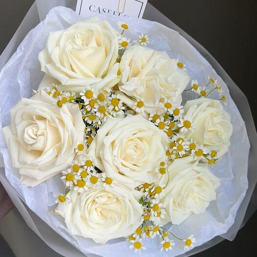 Букет белых роз с ромашкой