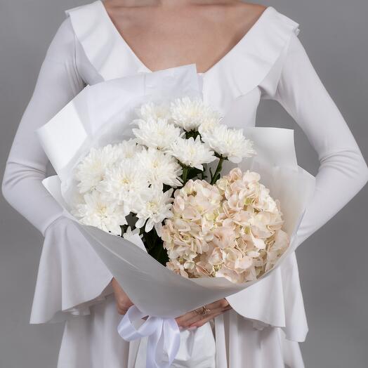 Букет из розовой гортензии и кустовой хризантемы