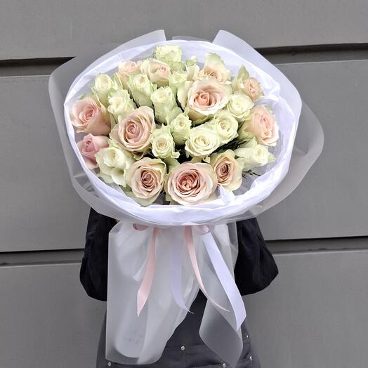 Букет 25 роз розовые и белые импорт