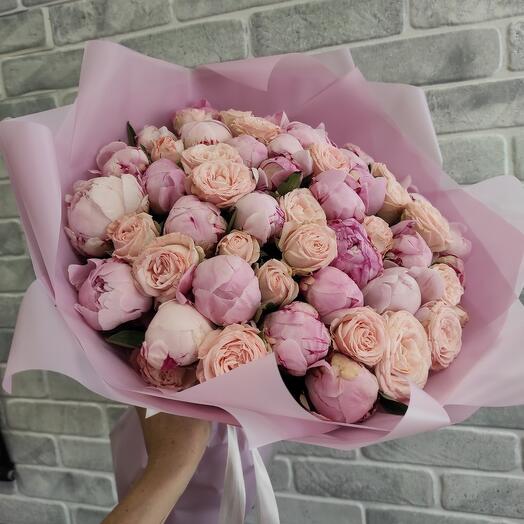 Ramo de peonías y rosas