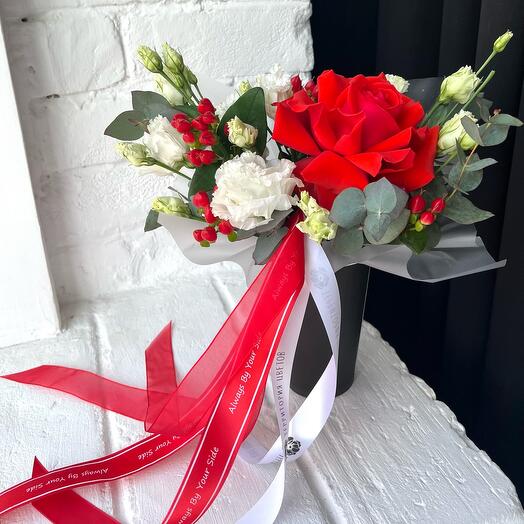 Композиция с алой розой, эустомой и гиперикумом