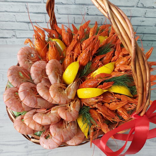 Корзина с раками и креветками