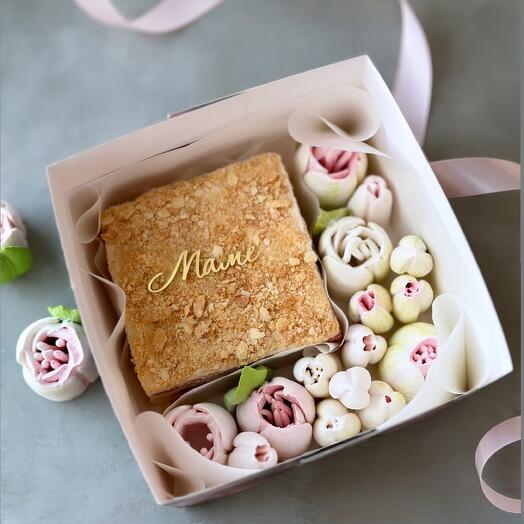 Pastel de Napoleón con flores de malvavisco como regalo de cumpleaños de mamá, y el 8 de marzo