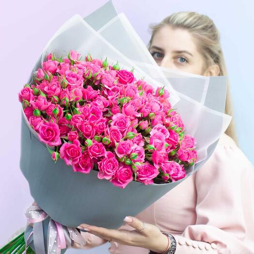 Букет из 15 розовых кустовых роз