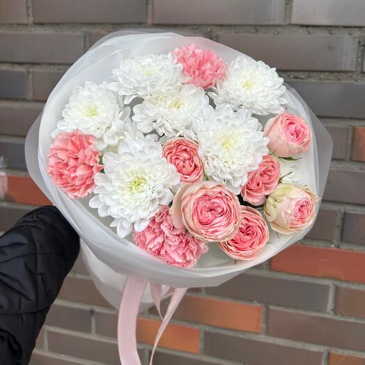 Нежное облако с белыми хризантемами и пионовидной кустовой розой.💞