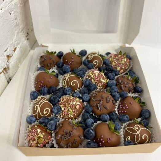 Milky Chocolate Strawberry 16 piece