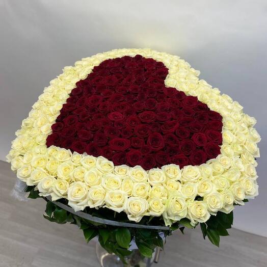 Корзина с 301 розой в виде сердца