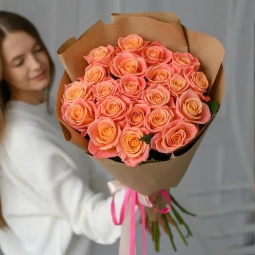 Коралловые розы Мисс Пигги в крафте (21шт)